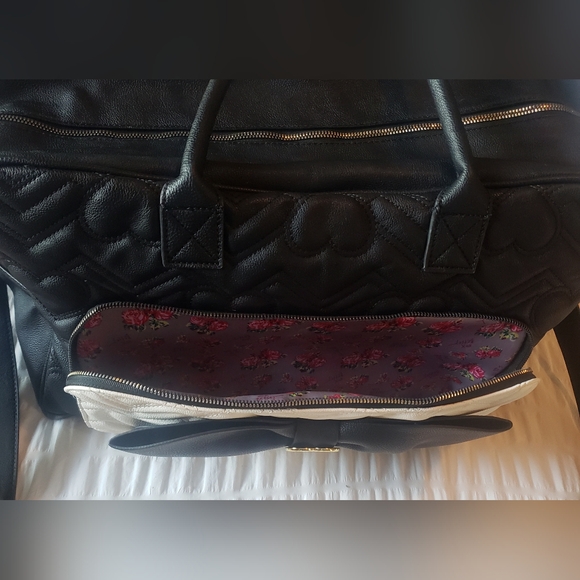 Betsy Johnson overnight bag - Picture 4 of 5